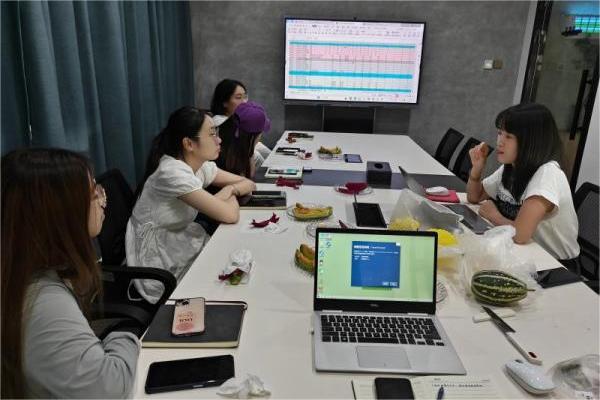 Cuộc họp công ty: Thảo luận về các vấn đề quan trọng trong tủ công cụ!