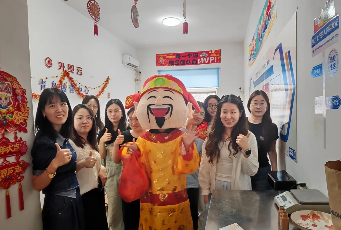 Mọi người tạo dáng cho một bức ảnh về lễ hội của God of Wealth